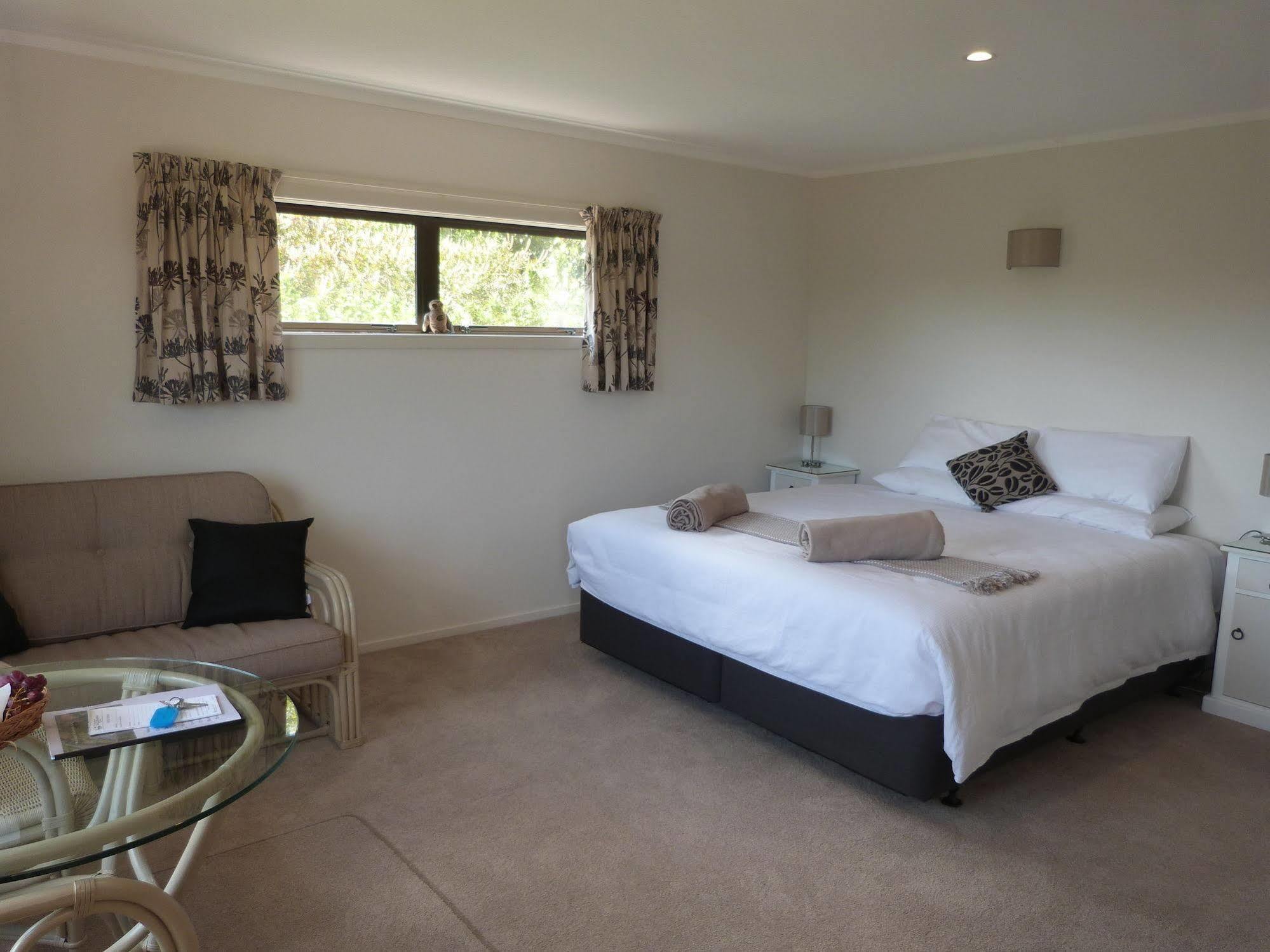 Morepork Riverside Lodge Paihia Exterior photo